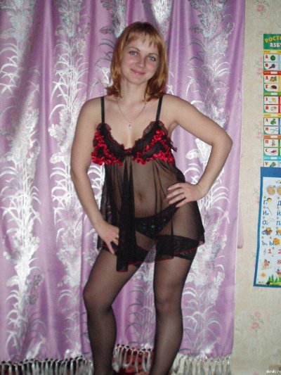 Эротические снимки полненькой красотки в чулочках