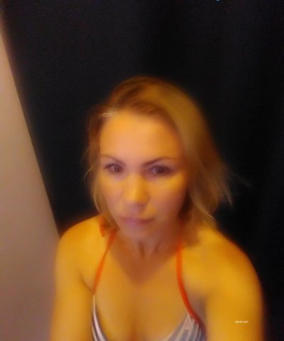 Горячая милфа фоткается в раздевалке