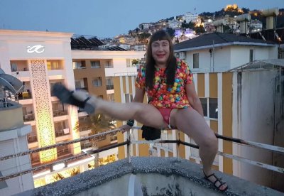 Дама флиртует и соблазняет