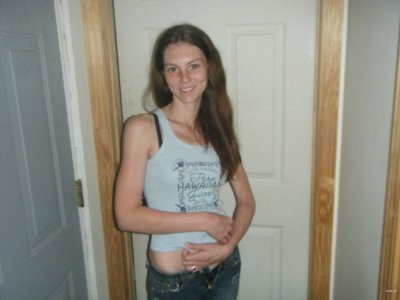 Сексуальная красотка демонстрирует свои интимные уголки на камеру