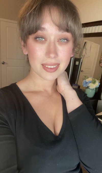 Домашнее порно с обнаженной красоткой и ее аппетитными изгибами