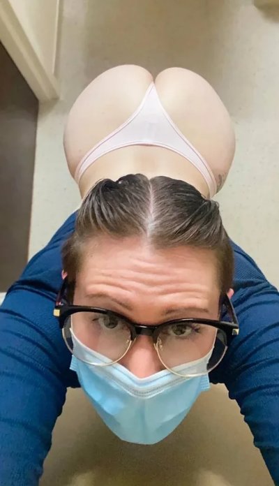 Девочка умеет выбирать позу