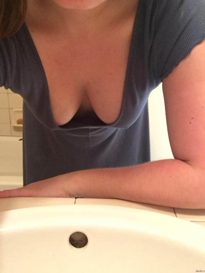 Дрочит пальчиками и секс-игрушкой - ненормативный заголовок для сайта порно