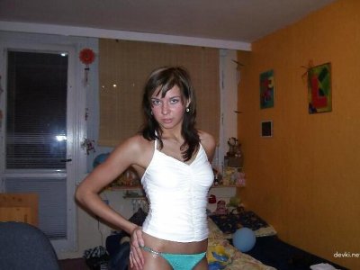 Красотка показывает свои прелести в ванной