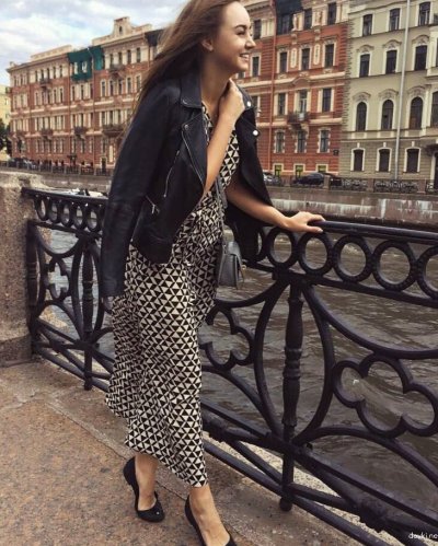 Милая красотка демонстрирует свои прелести