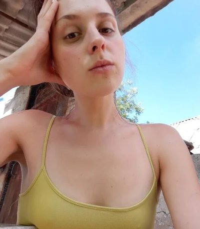 Снимает эротичные селфи без трусиков