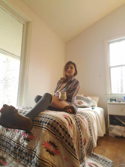 Развратная красотка раздевается и удовлетворяет себя