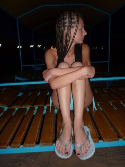 Сексапильная крошка без одежды демонстрирует свое тело