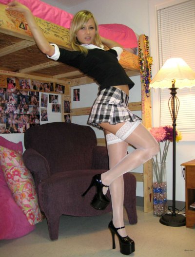 Молодая красотка раскрывает свои прелести перед объективом