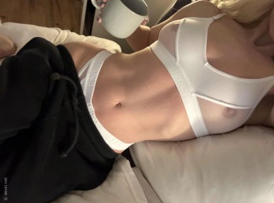 Сексуальная блондинка с отличной попкой обожает фотографироваться на четвереньках.