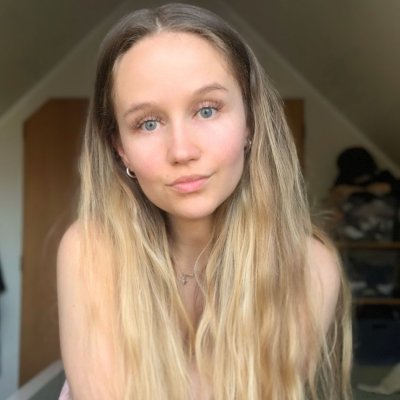 Обнаженная дама на домашних фото с обильной грудью