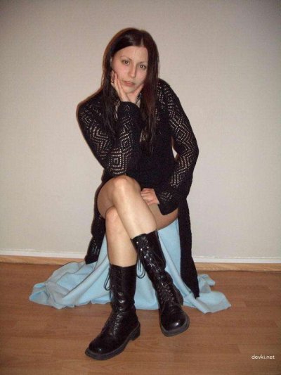 Очаровательная дамочка делает минет