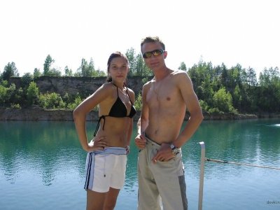 Красотка без трусиков показывает свои прелести на пляже