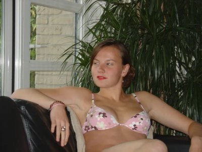 Девушка смело демонстрирует свое обнаженное тело!