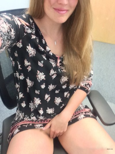 Обнаженная красотка на рабочем месте