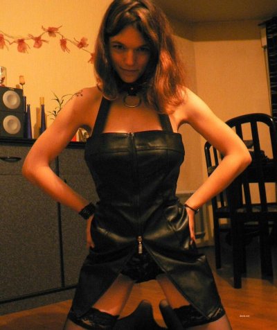 Пышка дома демонстрирует свои пышные дойки