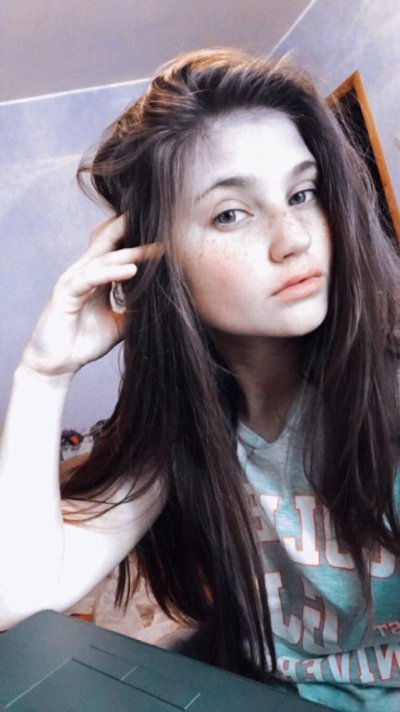 Девушка выложила свои откровенные снимки на сайт