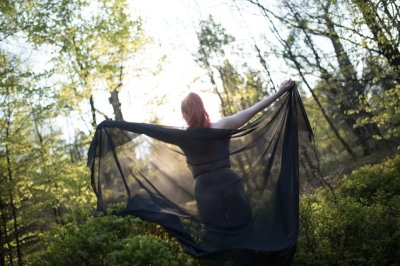 Соблазнительные изгибы красотки-революционерши