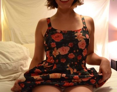 Дамочка медленно раздевается и удовлетворяет себя - горячий стриптиз и мастурбация