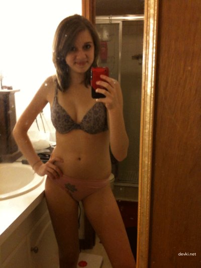 Сексуальная красавица с пышной грудью в оголенном виде