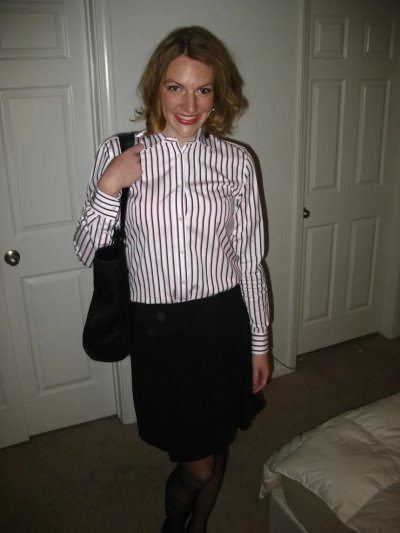 Сочная пилотка и соблазнительные изгибы изящной дамы