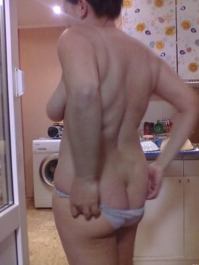 Большегрудая домохозяйка покажет свои прелести!