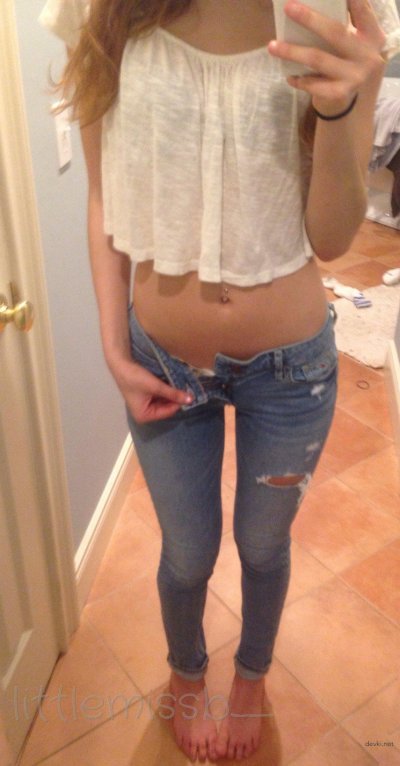 Густая растительность на интимной зоне молодой леди