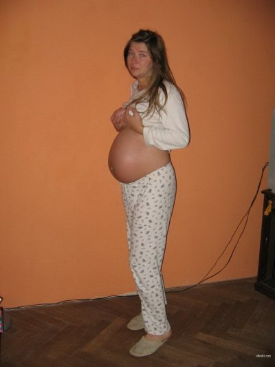 В ожидании: беременная демонстрирует свое обнаженное тело