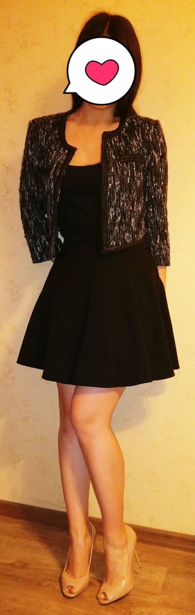 Горячая мамочка в деловом наряде показывает свои прелести