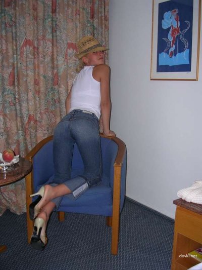 Интимные снимки девушки с небольшой грудью: соблазнительные фото в домашней обстановке!