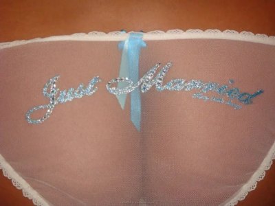 Молодая супруга вовлечена в групповой секс со своими подружками - развратные игры втроем!