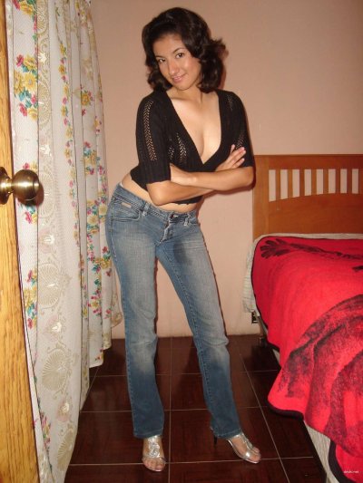 Милашка демонстрирует свои прелести