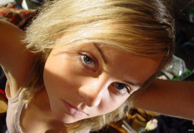 Красотка соблазнительно демонстрирует свои прелести