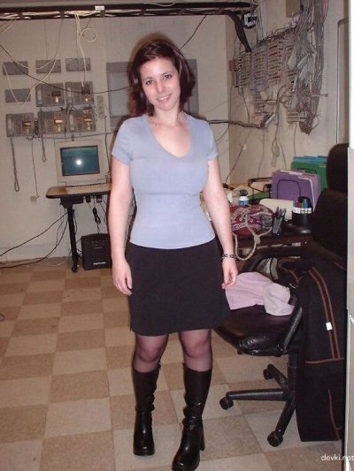 Длинноногая красотка нежно поцеловала возбужденный член