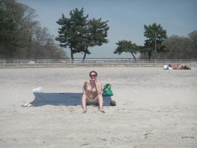 Демонстрация интимной зоны на берегу моря