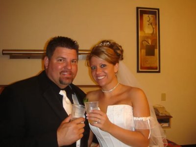 Сексуальная молодая супруга показывает свою голую фигуру в компании подружек