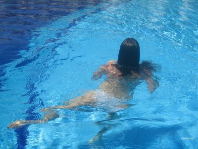 Молодые влюбленные на романтическом отдыхе