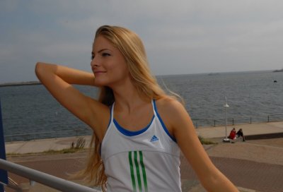 Сексуальная брюнетка показывает свои прелести на берегу океана