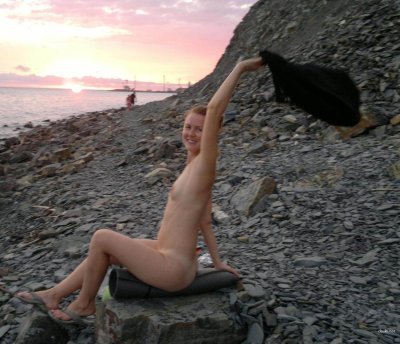 Сексуальная девушка демонстрирует свои формы на берегу