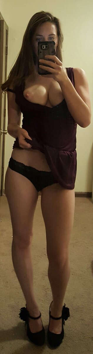 Засунула себе в пизду вибратор - наслаждайся!