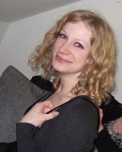 Девчонка обожает пальчики в своей промежности