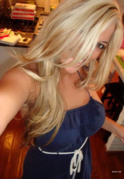 Сексуальные игры прекрасной блондинки с идеальной фигурой