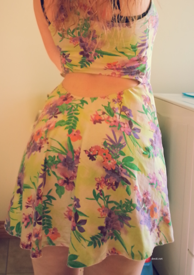 Девушка показывает свои прелести в откровенных нарядах и без