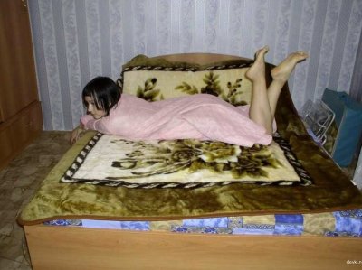 Милая девушка эффектно позирует в уютной обстановке своего дома