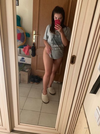 Сексуальная милашка демонстрирует свои прелести перед парнем