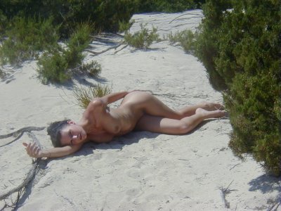 Девушка облизывает член своего парня, наслаждаясь каждым мгновением