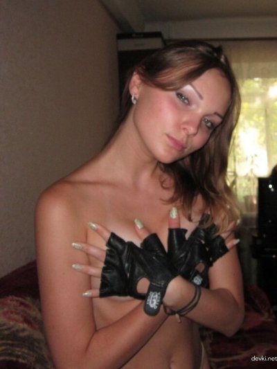 Молодая красотка показывает свое обнаженное тело