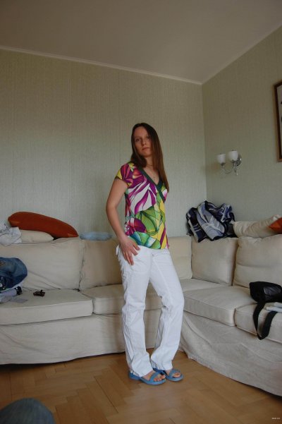 Чувственная фотосъемка сексуальной красотки с густой зоной бикини