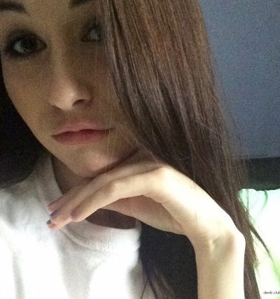 Щепетильная красотка фоткает себя