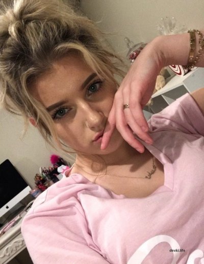 Развратная блондинка раскрыла бедра и показала интимную зону